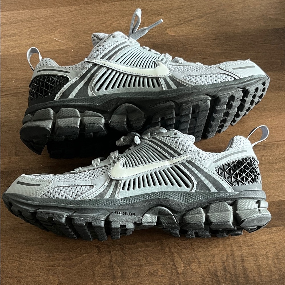 Nike Vomero 5 NWOT